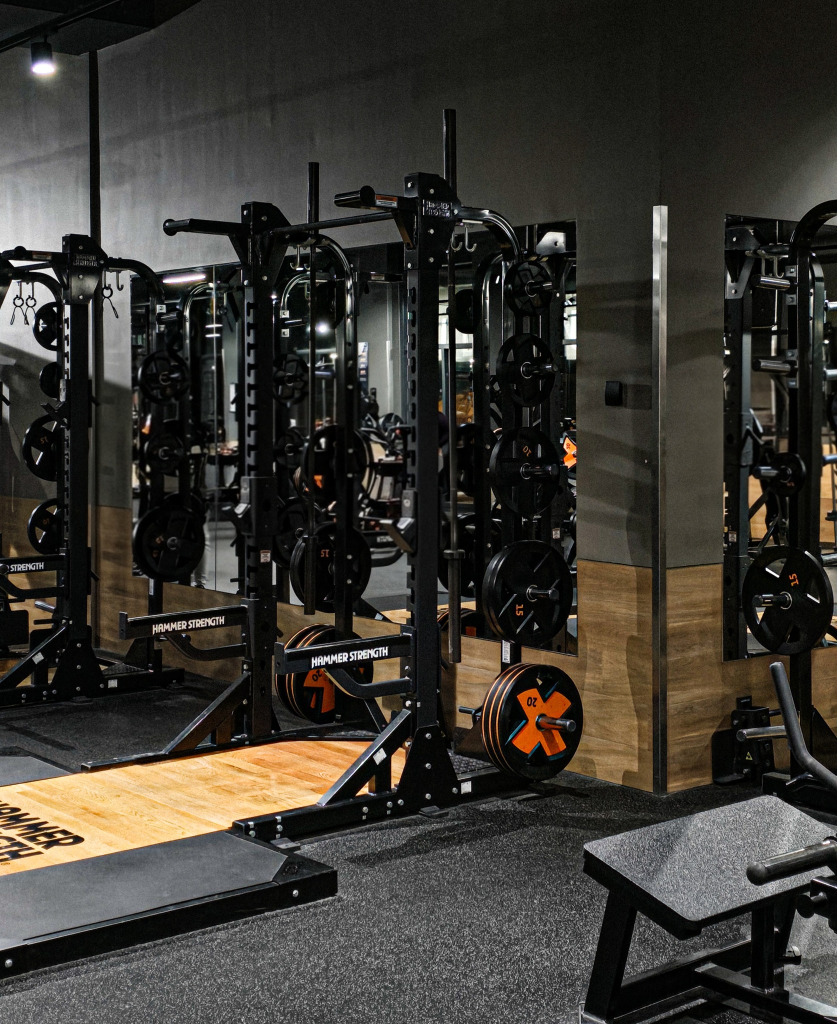 FitX-Trainingsbereich mit Hanteln und Krafttrainingsgeräten
